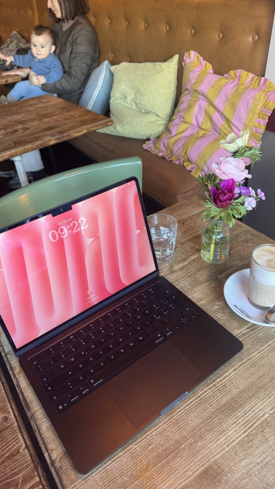 MacBook, caffè e fiori — atmosfera workspace