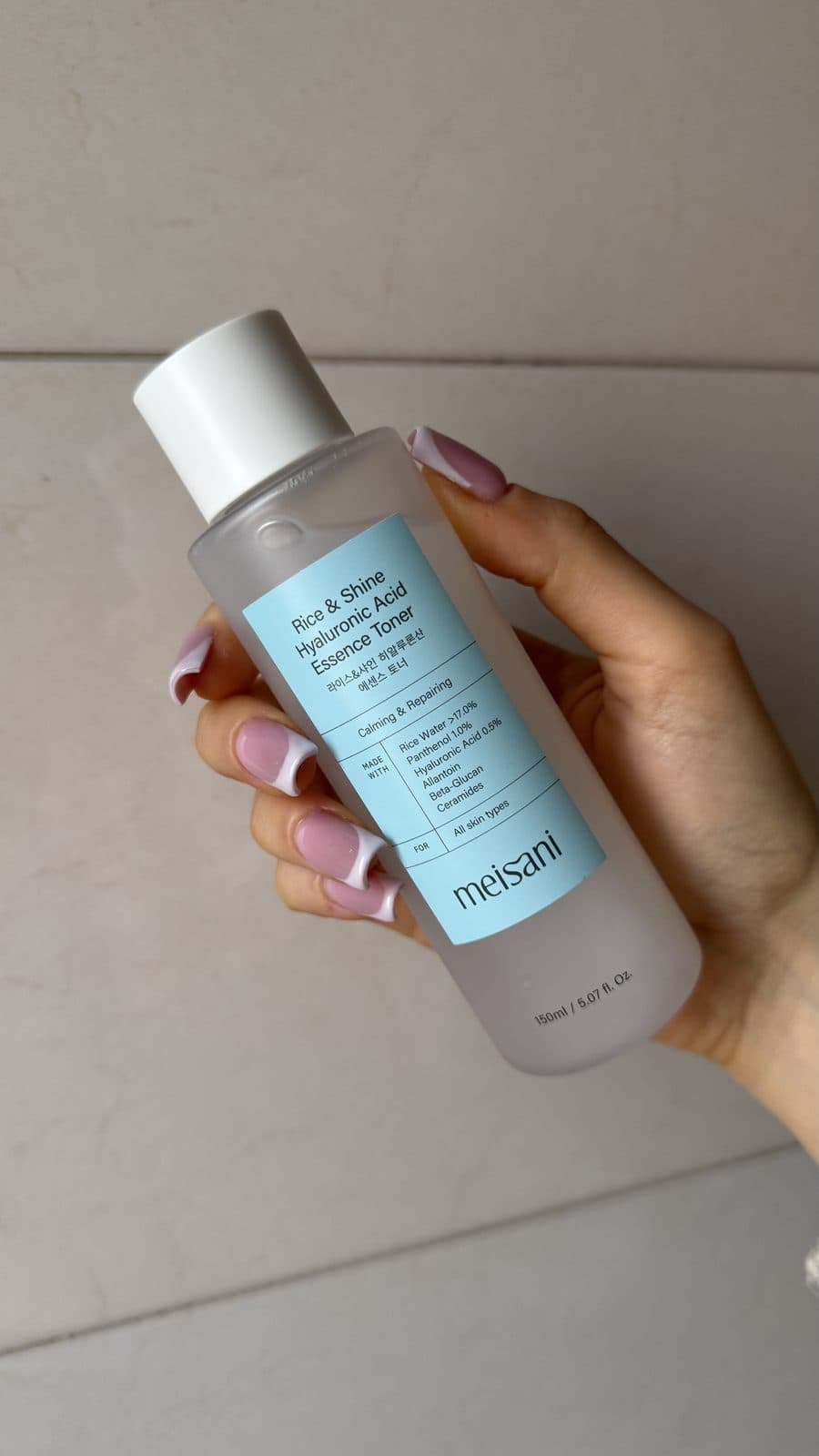 Skincare hyaluronic spray in mano