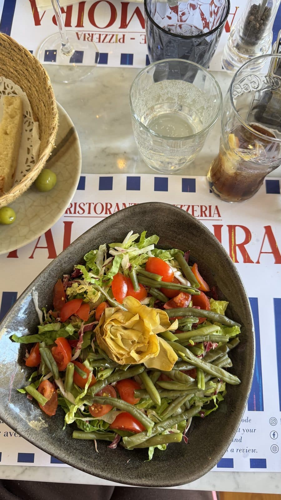 Insalata gourmet in ristorante